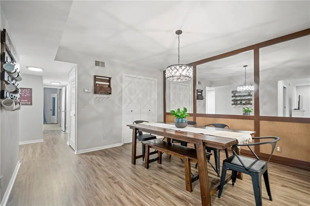 6851 Roswell Road Unit E9, Sandy Springs, Georgia 30328, 3 Bedrooms Bedrooms, ,2 BathroomsBathrooms,Residential,Sold,6851 Roswell Road Unit E9,6894581