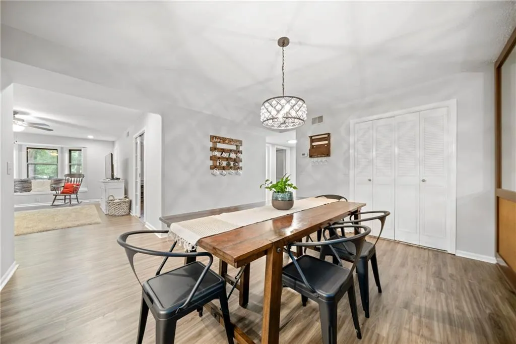 6851 Roswell Road Unit E9, Sandy Springs, Georgia 30328, 3 Bedrooms Bedrooms, ,2 BathroomsBathrooms,Residential,Sold,6851 Roswell Road Unit E9,6894581