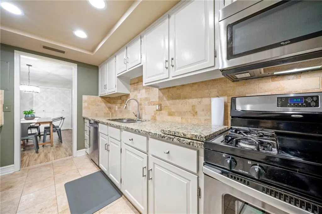 6851 Roswell Road Unit E9, Sandy Springs, Georgia 30328, 3 Bedrooms Bedrooms, ,2 BathroomsBathrooms,Residential,Sold,6851 Roswell Road Unit E9,6894581