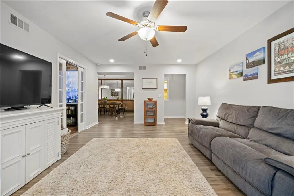 6851 Roswell Road Unit E9, Sandy Springs, Georgia 30328, 3 Bedrooms Bedrooms, ,2 BathroomsBathrooms,Residential,Sold,6851 Roswell Road Unit E9,6894581