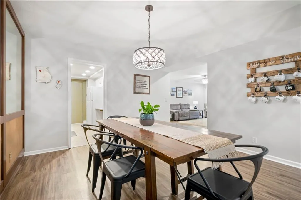 6851 Roswell Road Unit E9, Sandy Springs, Georgia 30328, 3 Bedrooms Bedrooms, ,2 BathroomsBathrooms,Residential,Sold,6851 Roswell Road Unit E9,6894581