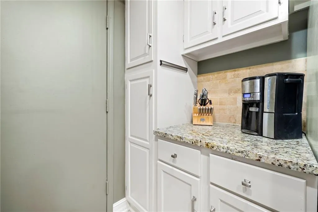 6851 Roswell Road Unit E9, Sandy Springs, Georgia 30328, 3 Bedrooms Bedrooms, ,2 BathroomsBathrooms,Residential,Sold,6851 Roswell Road Unit E9,6894581