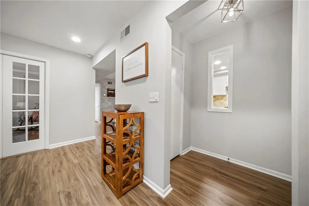 6851 Roswell Road Unit E9, Sandy Springs, Georgia 30328, 3 Bedrooms Bedrooms, ,2 BathroomsBathrooms,Residential,Sold,6851 Roswell Road Unit E9,6894581