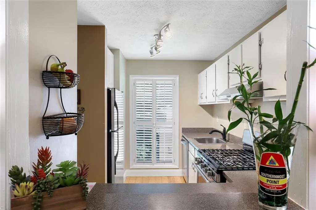 1509 Woodcliff Drive, Sandy Springs, Georgia 30350, 2 Bedrooms Bedrooms, ,1 BathroomBathrooms,Residential,Sold,1509 Woodcliff Drive,6920952