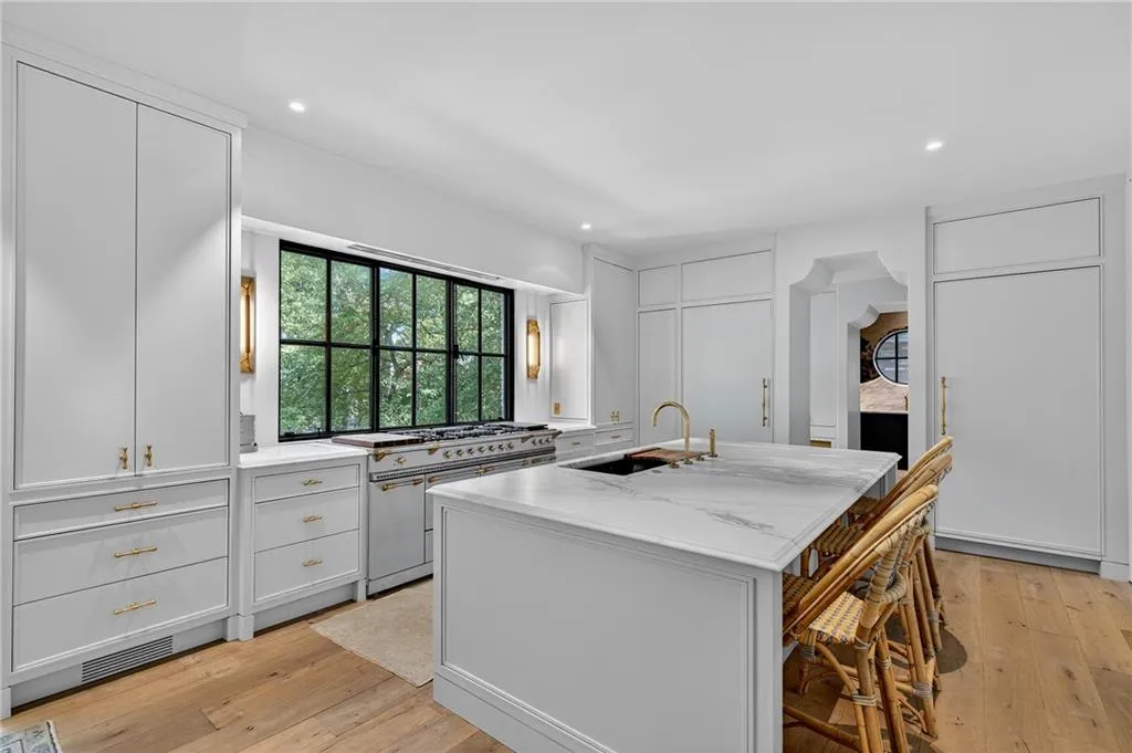 3280 W Roxboro Road Ne, Atlanta, Georgia 30324, 5 Bedrooms Bedrooms, ,4 BathroomsBathrooms,Residential,For Sale,3280 W Roxboro Road Ne,7676274