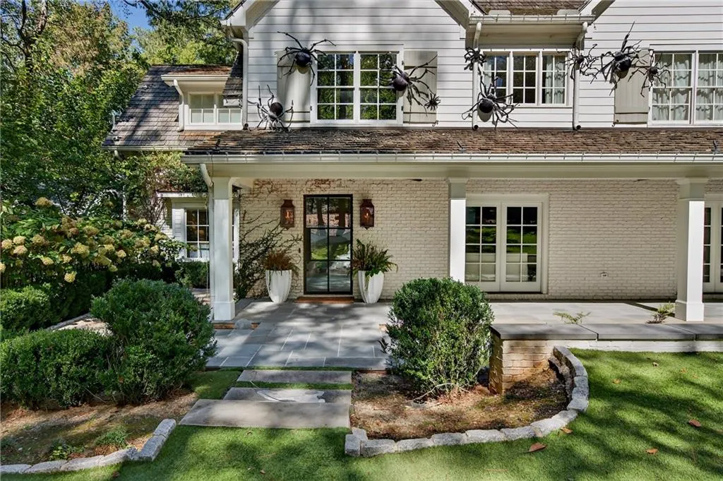 3280 W Roxboro Road Ne, Atlanta, Georgia 30324, 5 Bedrooms Bedrooms, ,4 BathroomsBathrooms,Residential,For Sale,3280 W Roxboro Road Ne,7676274