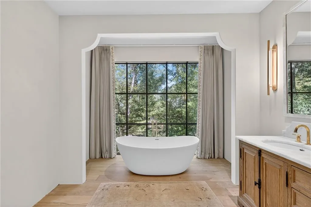 3280 W Roxboro Road Ne, Atlanta, Georgia 30324, 5 Bedrooms Bedrooms, ,4 BathroomsBathrooms,Residential,For Sale,3280 W Roxboro Road Ne,7676274