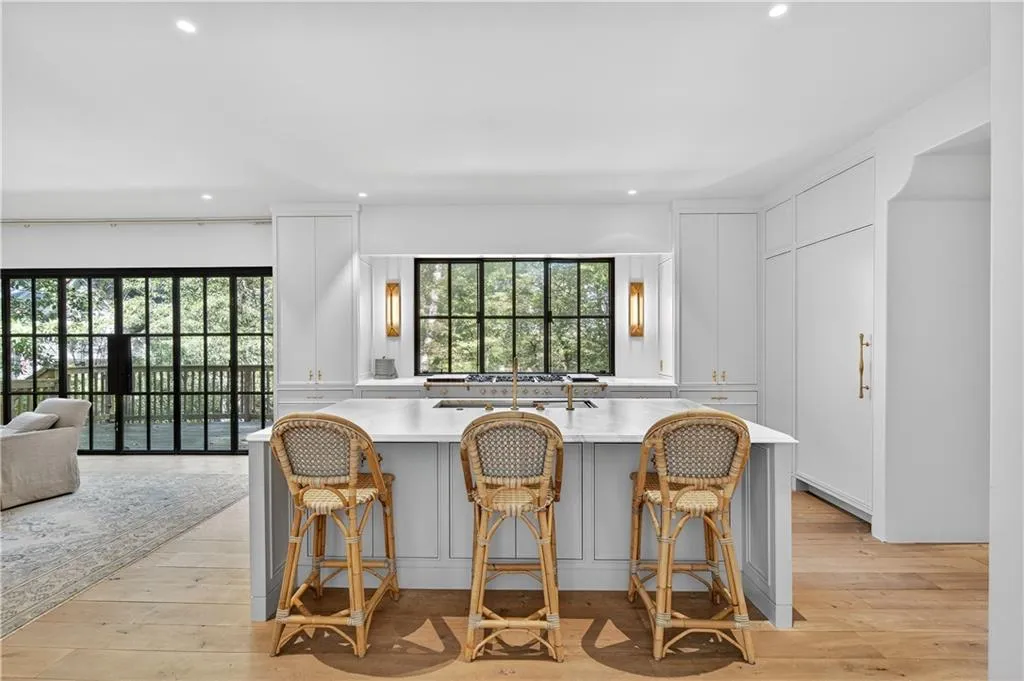 3280 W Roxboro Road Ne, Atlanta, Georgia 30324, 5 Bedrooms Bedrooms, ,4 BathroomsBathrooms,Residential,For Sale,3280 W Roxboro Road Ne,7676274