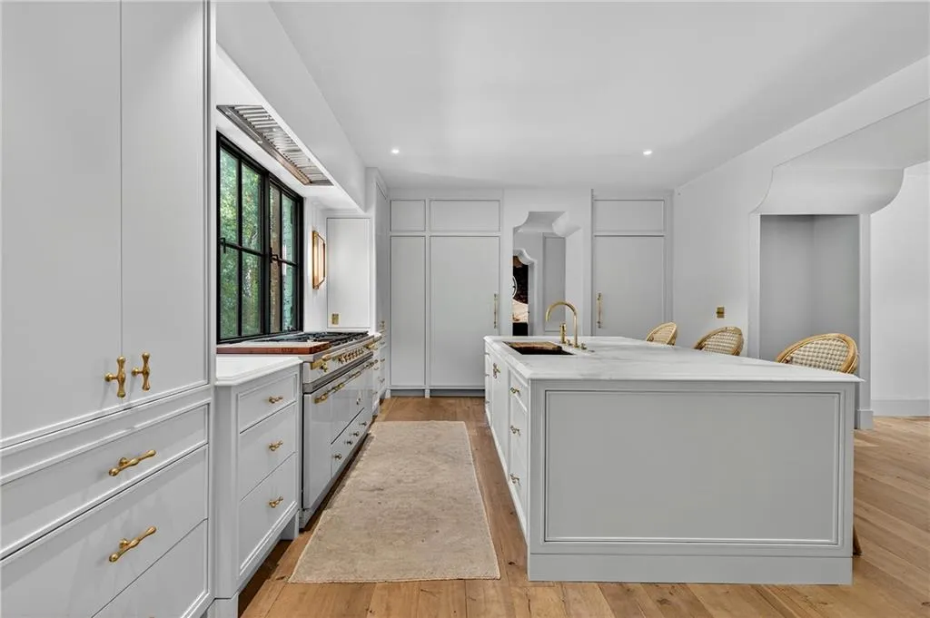 3280 W Roxboro Road Ne, Atlanta, Georgia 30324, 5 Bedrooms Bedrooms, ,4 BathroomsBathrooms,Residential,For Sale,3280 W Roxboro Road Ne,7676274