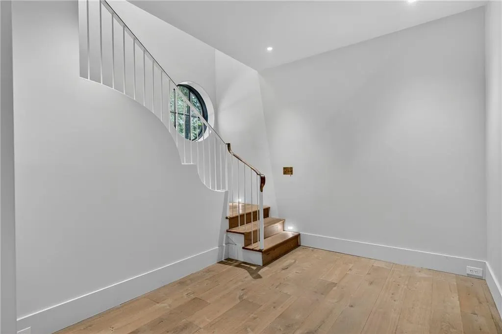 3280 W Roxboro Road Ne, Atlanta, Georgia 30324, 5 Bedrooms Bedrooms, ,4 BathroomsBathrooms,Residential,For Sale,3280 W Roxboro Road Ne,7676274