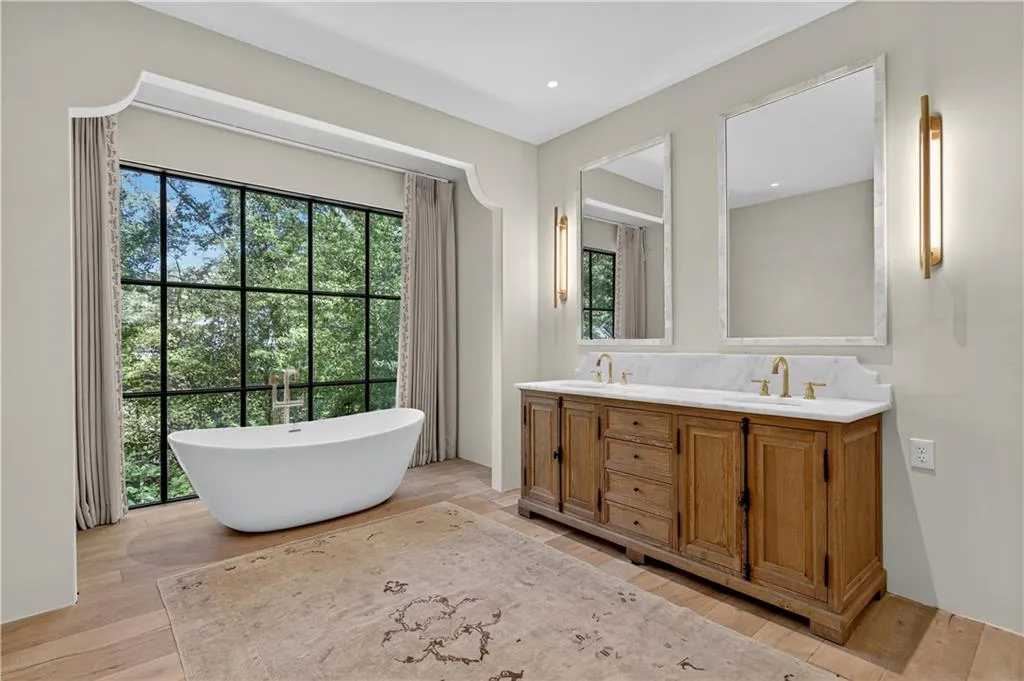 3280 W Roxboro Road Ne, Atlanta, Georgia 30324, 5 Bedrooms Bedrooms, ,4 BathroomsBathrooms,Residential,For Sale,3280 W Roxboro Road Ne,7676274