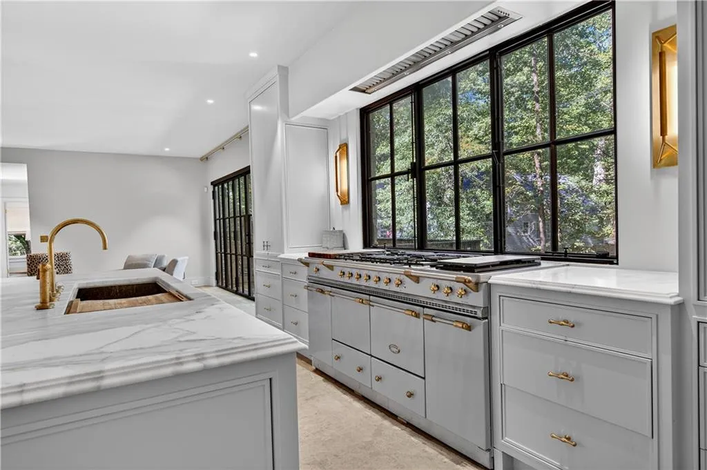 3280 W Roxboro Road Ne, Atlanta, Georgia 30324, 5 Bedrooms Bedrooms, ,4 BathroomsBathrooms,Residential,For Sale,3280 W Roxboro Road Ne,7676274