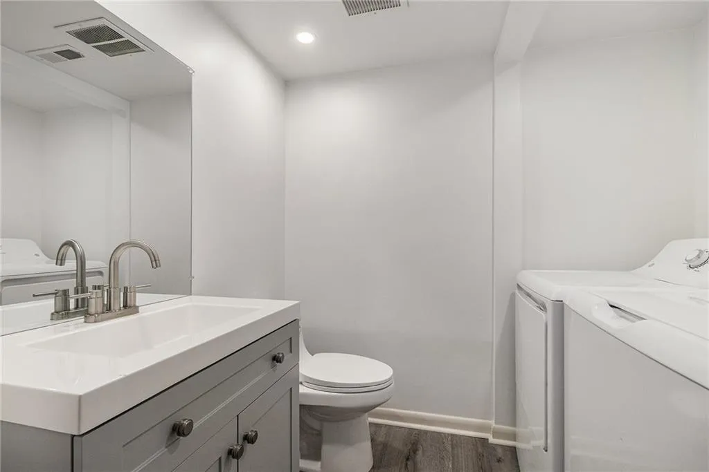 6900 Roswell Road Unit 6f, Atlanta, Georgia 30328, 2 Bedrooms Bedrooms, ,2 BathroomsBathrooms,Residential,For Sale,6900 Roswell Road Unit 6f,7656478