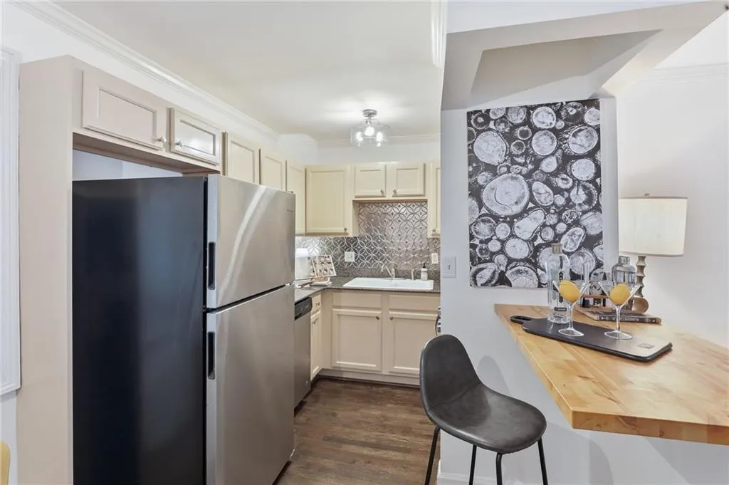 Kitchen a wood-finish breakfast bar, gas burner stove and plenty of storage for the space!