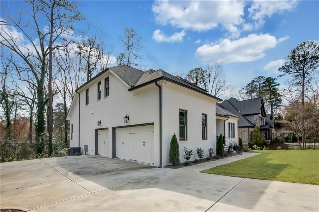 445 Windsor Parkway Ne, Sandy Springs, Georgia 30342, 6 Bedrooms Bedrooms, ,4 BathroomsBathrooms,Residential,Sold,445 Windsor Parkway Ne,6574846