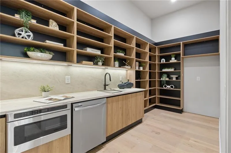 Look at this amazing hidden 2nd mini kitchen prep area/scullery!