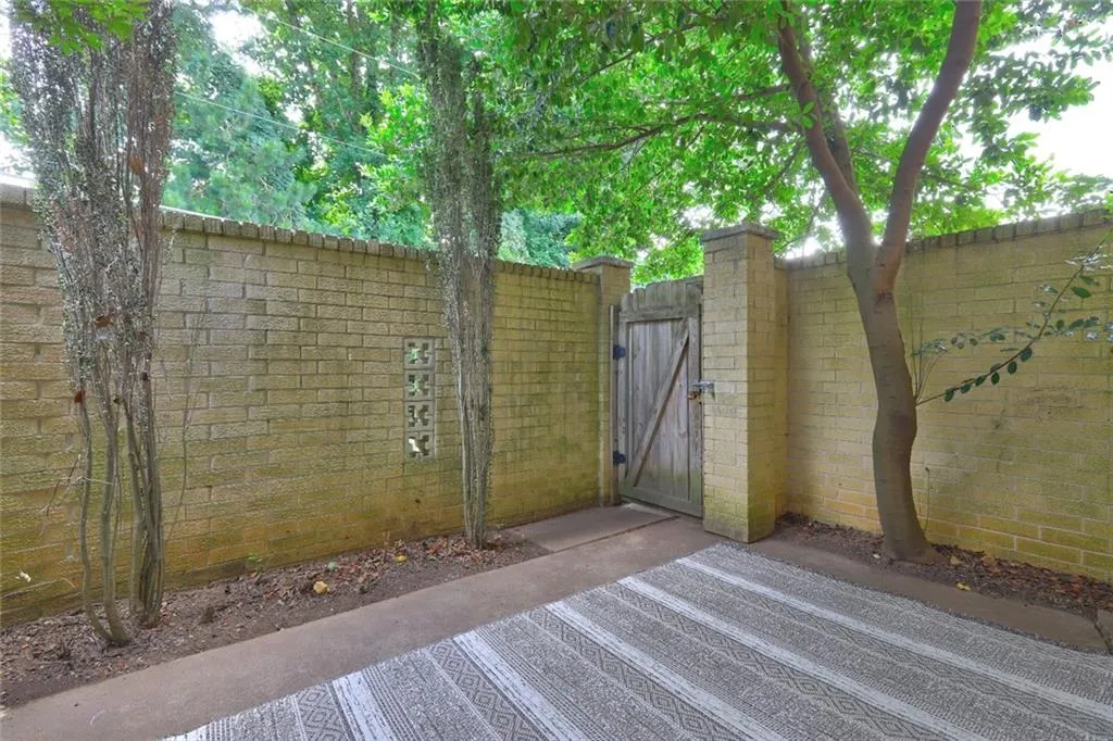 5400 Roswell Road Unit O1, Atlanta, Georgia 30342, 2 Bedrooms Bedrooms, ,1 BathroomBathrooms,Residential,For Sale,5400 Roswell Road Unit O1,7416913