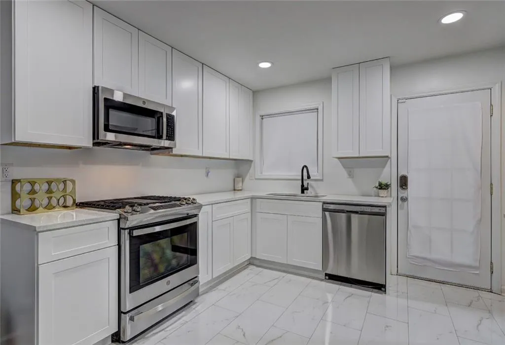 5400 Roswell Road Unit O1, Atlanta, Georgia 30342, 2 Bedrooms Bedrooms, ,1 BathroomBathrooms,Residential,For Sale,5400 Roswell Road Unit O1,7416913