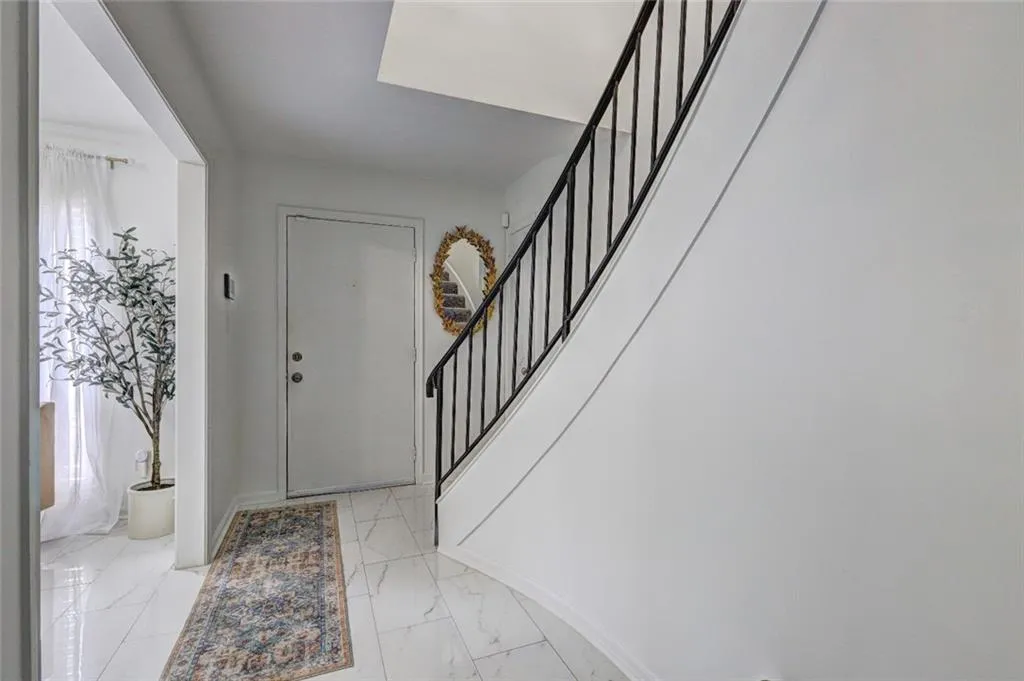 5400 Roswell Road Unit O1, Atlanta, Georgia 30342, 2 Bedrooms Bedrooms, ,1 BathroomBathrooms,Residential,For Sale,5400 Roswell Road Unit O1,7416913