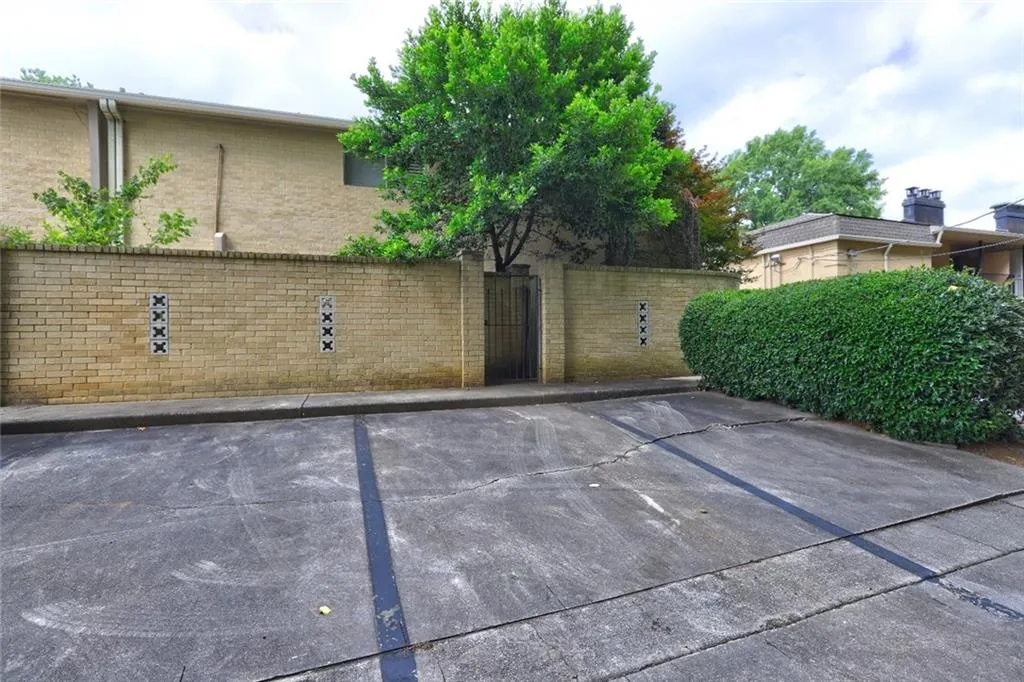 5400 Roswell Road Unit O1, Atlanta, Georgia 30342, 2 Bedrooms Bedrooms, ,1 BathroomBathrooms,Residential,For Sale,5400 Roswell Road Unit O1,7416913