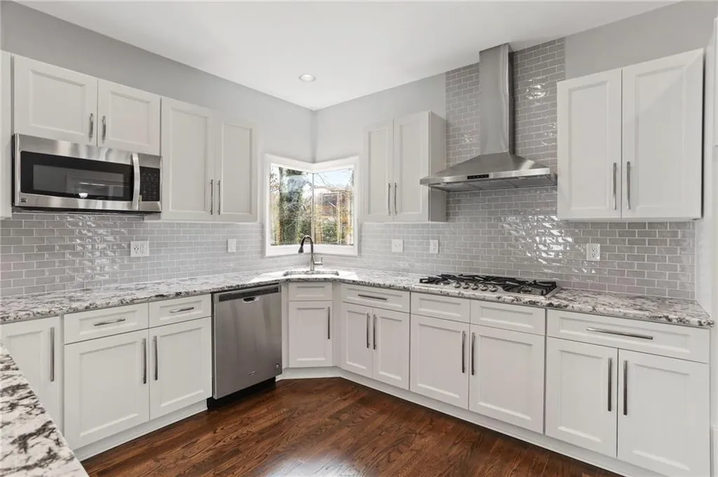 6725 Laurian Wood Drive, Sandy Springs, Georgia 30328, 5 Bedrooms Bedrooms, ,4 BathroomsBathrooms,Residential,Sold,6725 Laurian Wood Drive,6665931