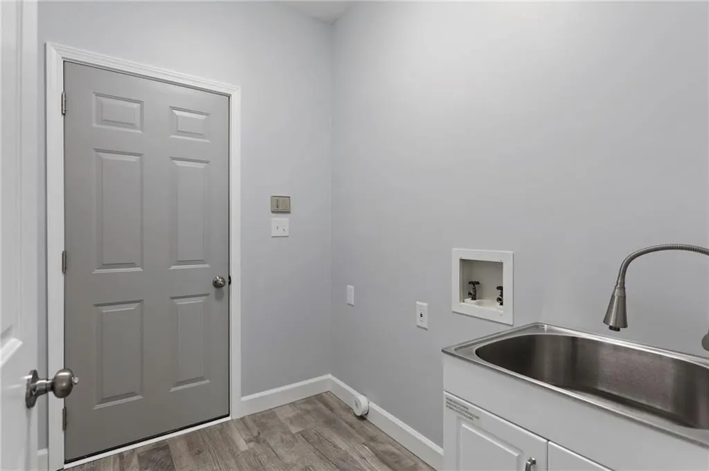 6725 Laurian Wood Drive, Sandy Springs, Georgia 30328, 5 Bedrooms Bedrooms, ,4 BathroomsBathrooms,Residential,Sold,6725 Laurian Wood Drive,6665931