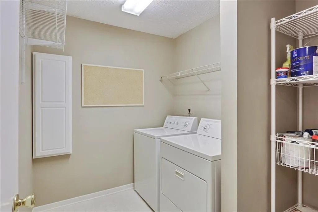 6824 Glenridge Drive Unit B, Sandy Springs, Georgia 30328, 2 Bedrooms Bedrooms, ,2 BathroomsBathrooms,Residential,Sold,6824 Glenridge Drive Unit B,6057146