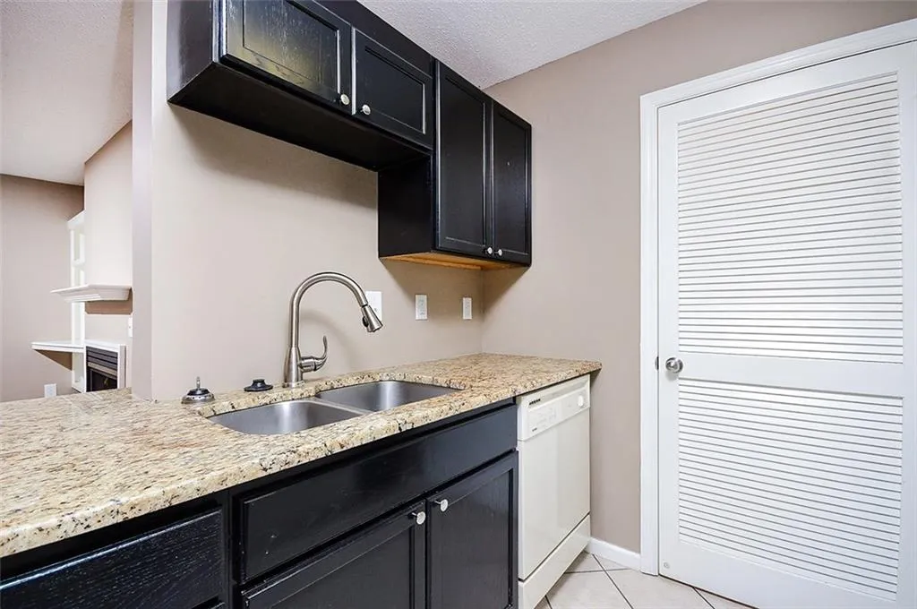 102 Granville Court, Sandy Springs, Georgia 30328, 1 Bedroom Bedrooms, ,1 BathroomBathrooms,Residential,Sold,102 Granville Court,6108444