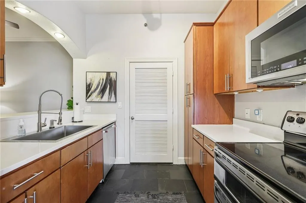 3445 Stratford Road Ne Unit 2108, Atlanta, Georgia 30326, 1 Bedroom Bedrooms, ,1 BathroomBathrooms,Residential,For Sale,3445 Stratford Road Ne Unit 2108,7663907