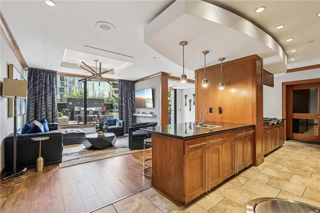 3445 Stratford Road Ne Unit 2108, Atlanta, Georgia 30326, 1 Bedroom Bedrooms, ,1 BathroomBathrooms,Residential,For Sale,3445 Stratford Road Ne Unit 2108,7663907