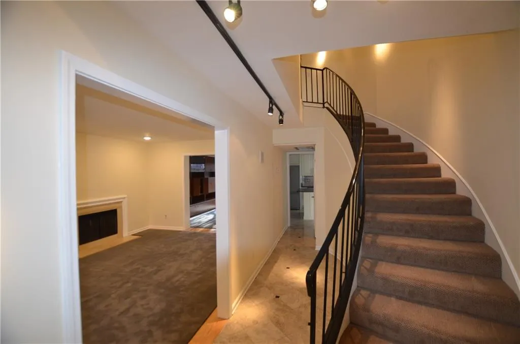 5400 Roswell Road Ne Unit J-6, Atlanta, Georgia 30342, 3 Bedrooms Bedrooms, ,2 BathroomsBathrooms,Residential,Sold,5400 Roswell Road Ne Unit J-6,6506691