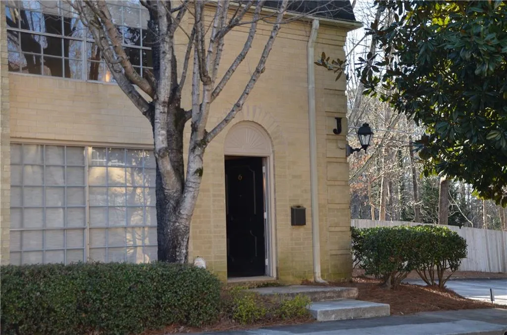 5400 Roswell Road Ne Unit J-6, Atlanta, Georgia 30342, 3 Bedrooms Bedrooms, ,2 BathroomsBathrooms,Residential,Sold,5400 Roswell Road Ne Unit J-6,6506691
