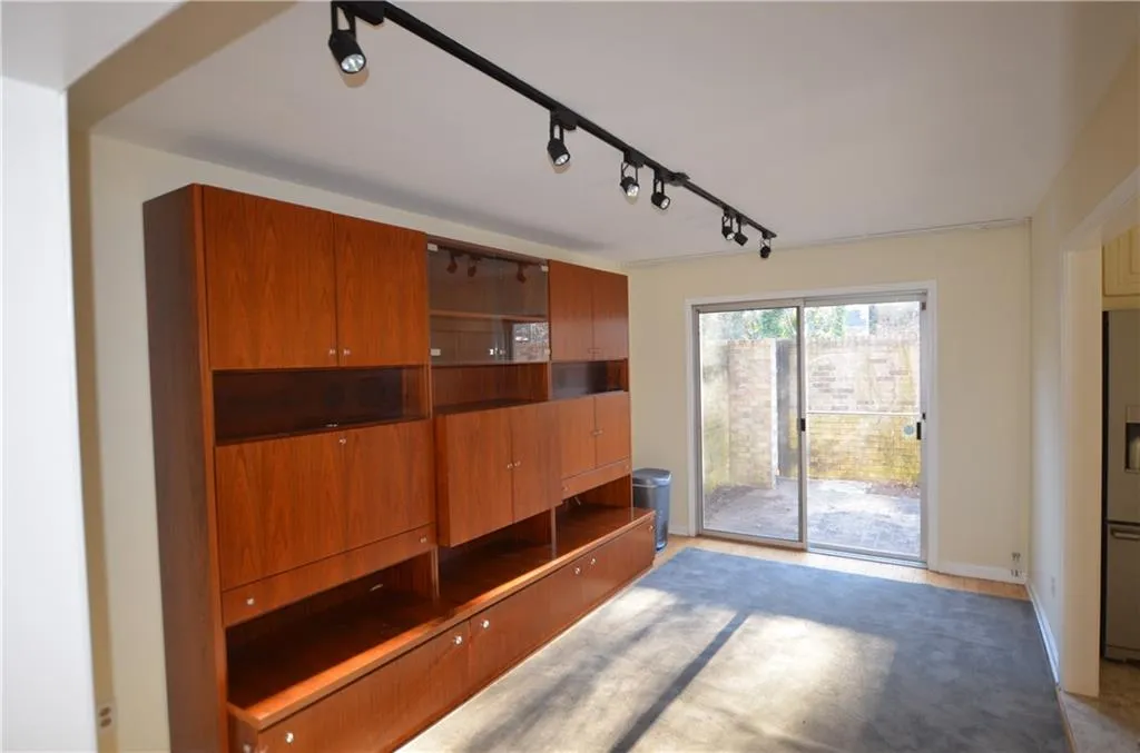 5400 Roswell Road Ne Unit J-6, Atlanta, Georgia 30342, 3 Bedrooms Bedrooms, ,2 BathroomsBathrooms,Residential,Sold,5400 Roswell Road Ne Unit J-6,6506691