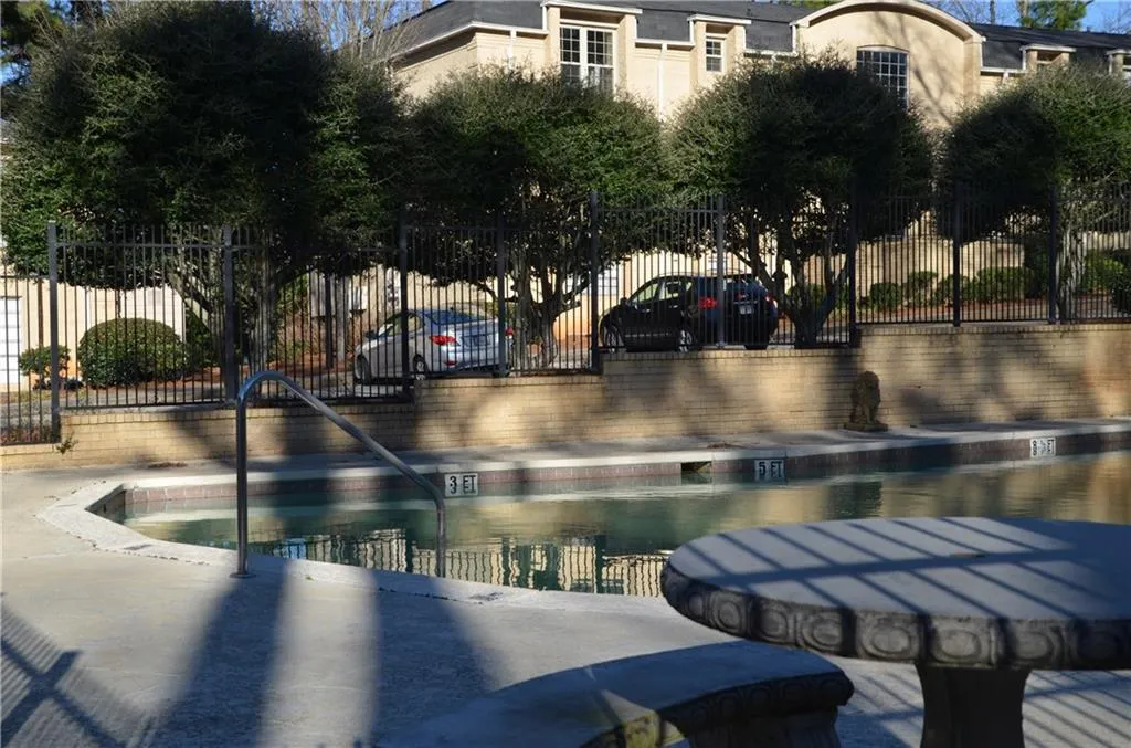 5400 Roswell Road Ne Unit J-6, Atlanta, Georgia 30342, 3 Bedrooms Bedrooms, ,2 BathroomsBathrooms,Residential,Sold,5400 Roswell Road Ne Unit J-6,6506691