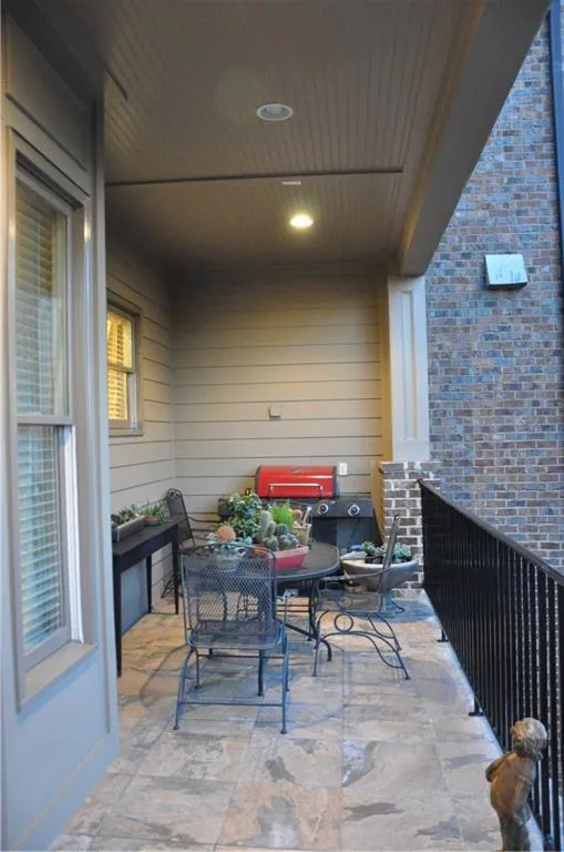 6045 City Walk, Sandy Springs, Georgia 30328, 3 Bedrooms Bedrooms, ,3 BathroomsBathrooms,Residential,Sold,6045 City Walk,6105440