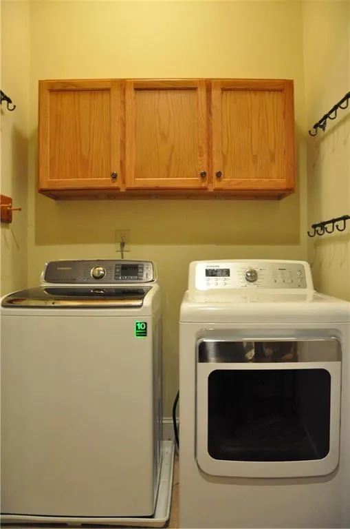 6045 City Walk, Sandy Springs, Georgia 30328, 3 Bedrooms Bedrooms, ,3 BathroomsBathrooms,Residential,Sold,6045 City Walk,6105440