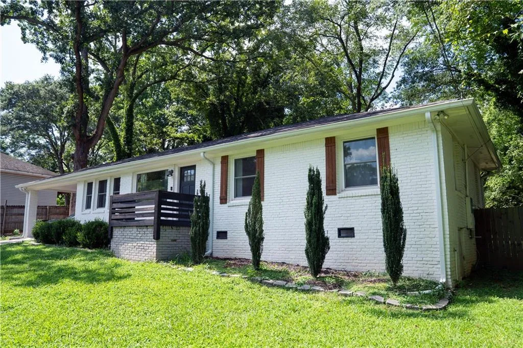 Ranch-style house with crawl space and brick siding