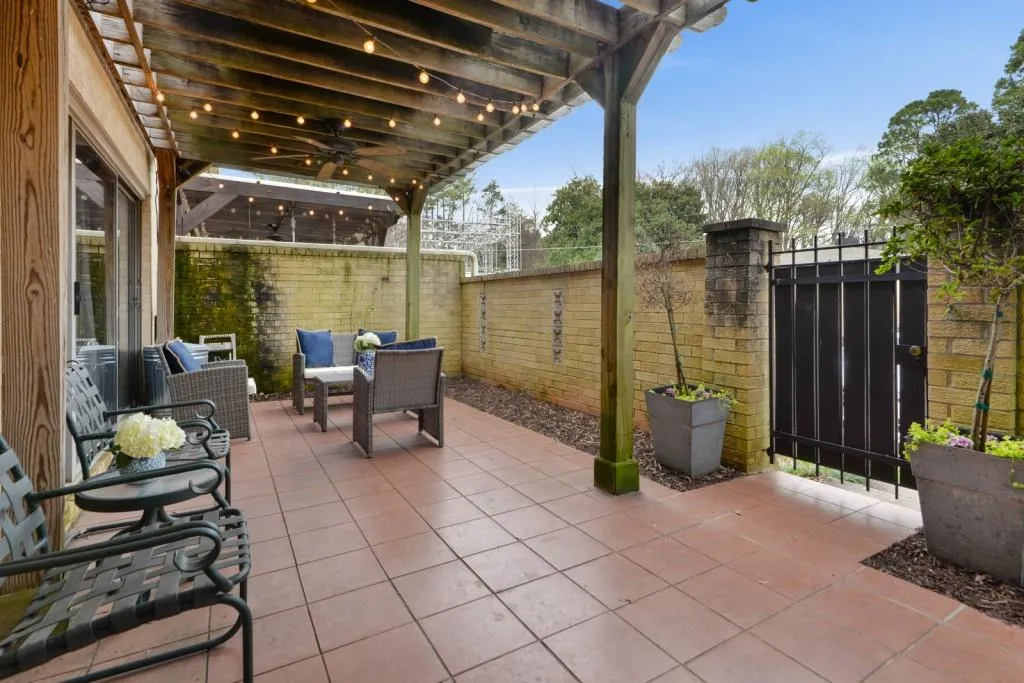 5400 Roswell Road Unit A6, Atlanta, Georgia 30342, 2 Bedrooms Bedrooms, ,1 BathroomBathrooms,Residential,Sold,5400 Roswell Road Unit A6,6857936