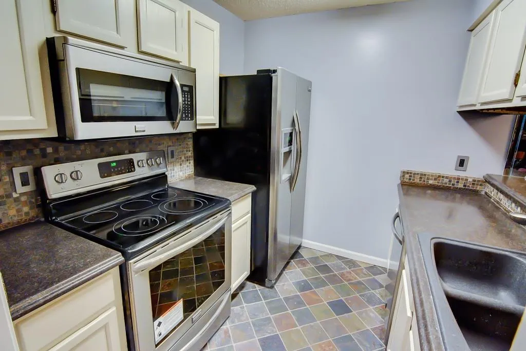 409 Barrington Hills Drive, Sandy Springs, Georgia 30350, 2 Bedrooms Bedrooms, ,2 BathroomsBathrooms,Residential,Sold,409 Barrington Hills Drive,5885331