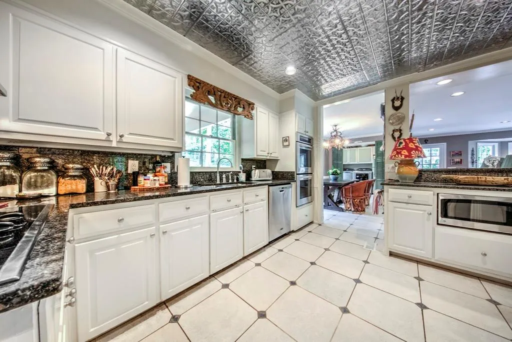 4930 Old House Trail, Sandy Springs, Georgia 30342, 4 Bedrooms Bedrooms, ,4 BathroomsBathrooms,Residential,Sold,4930 Old House Trail,6002044
