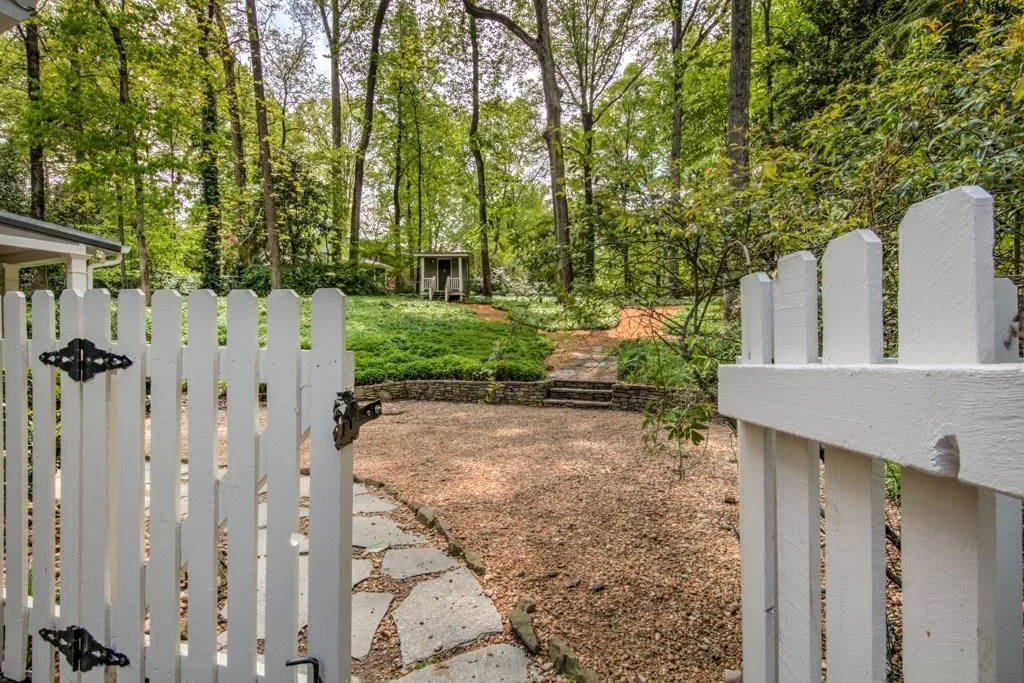 4930 Old House Trail, Sandy Springs, Georgia 30342, 4 Bedrooms Bedrooms, ,4 BathroomsBathrooms,Residential,Sold,4930 Old House Trail,6002044