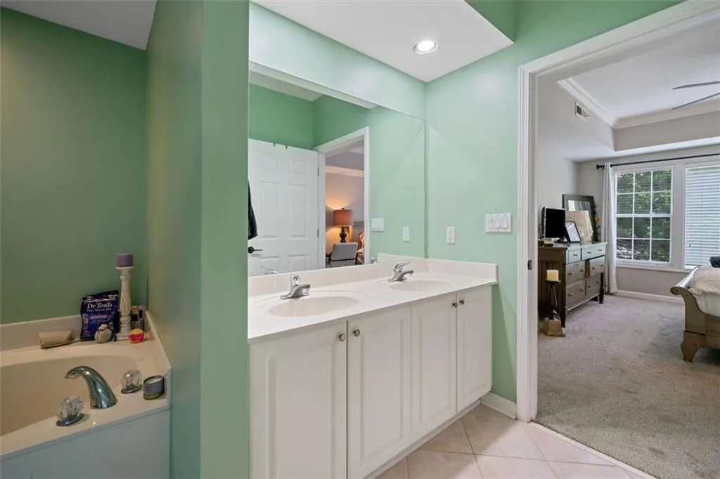 3636 Habersham Rd Unit 2207, Atlanta, Georgia 30305, 2 Bedrooms Bedrooms, ,2 BathroomsBathrooms,Residential,For Sale,3636 Habersham Rd Unit 2207,7623024