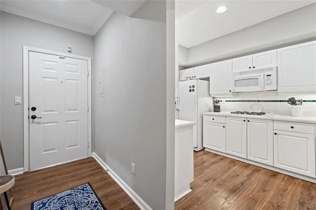 3636 Habersham Rd Unit 2207, Atlanta, Georgia 30305, 2 Bedrooms Bedrooms, ,2 BathroomsBathrooms,Residential,For Sale,3636 Habersham Rd Unit 2207,7623024