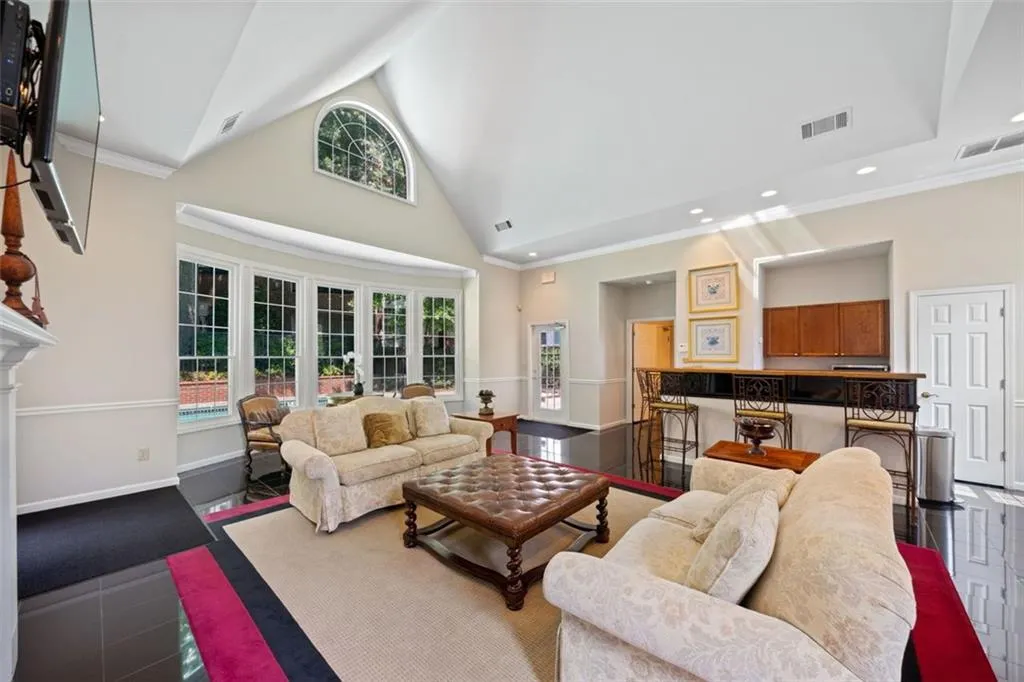 3636 Habersham Rd Unit 2207, Atlanta, Georgia 30305, 2 Bedrooms Bedrooms, ,2 BathroomsBathrooms,Residential,For Sale,3636 Habersham Rd Unit 2207,7623024