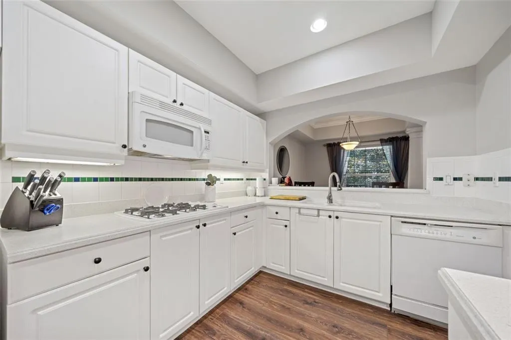 3636 Habersham Rd Unit 2207, Atlanta, Georgia 30305, 2 Bedrooms Bedrooms, ,2 BathroomsBathrooms,Residential,For Sale,3636 Habersham Rd Unit 2207,7623024