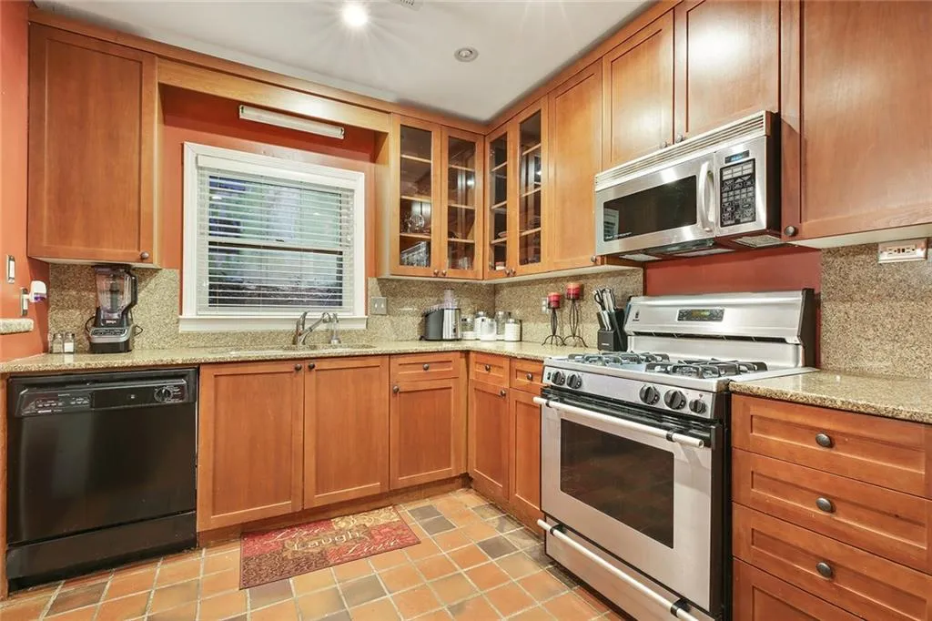 7500 Roswell Road Unit 81, Sandy Springs, Georgia 30350, 2 Bedrooms Bedrooms, ,2 BathroomsBathrooms,Residential,Sold,7500 Roswell Road Unit 81,6041165