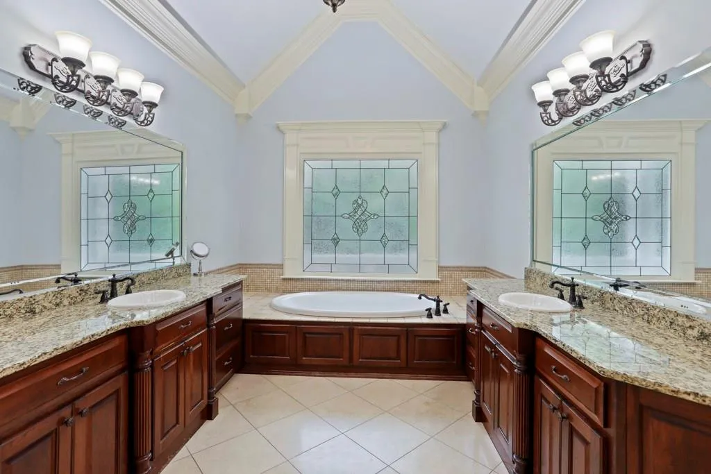 525 Glengate Cove, Sandy Springs, Georgia 30328, 6 Bedrooms Bedrooms, ,6 BathroomsBathrooms,Residential,Sold,525 Glengate Cove,6630035