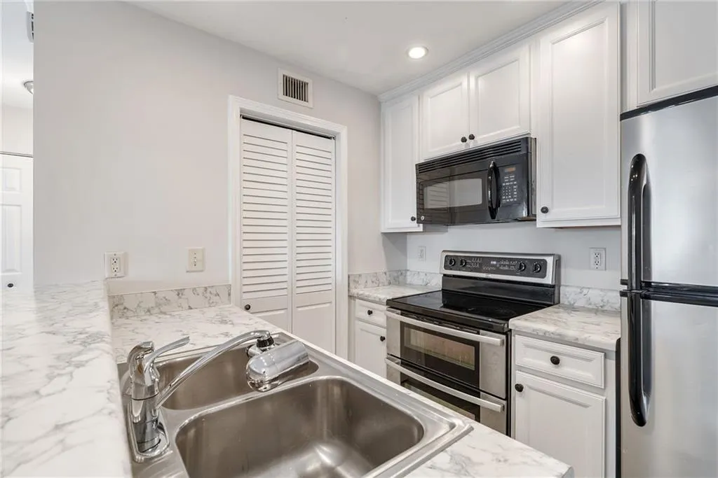 201 Granville Court, Atlanta, Georgia 30328, 1 Bedroom Bedrooms, ,1 BathroomBathrooms,Residential,Sold,201 Granville Court,7562801