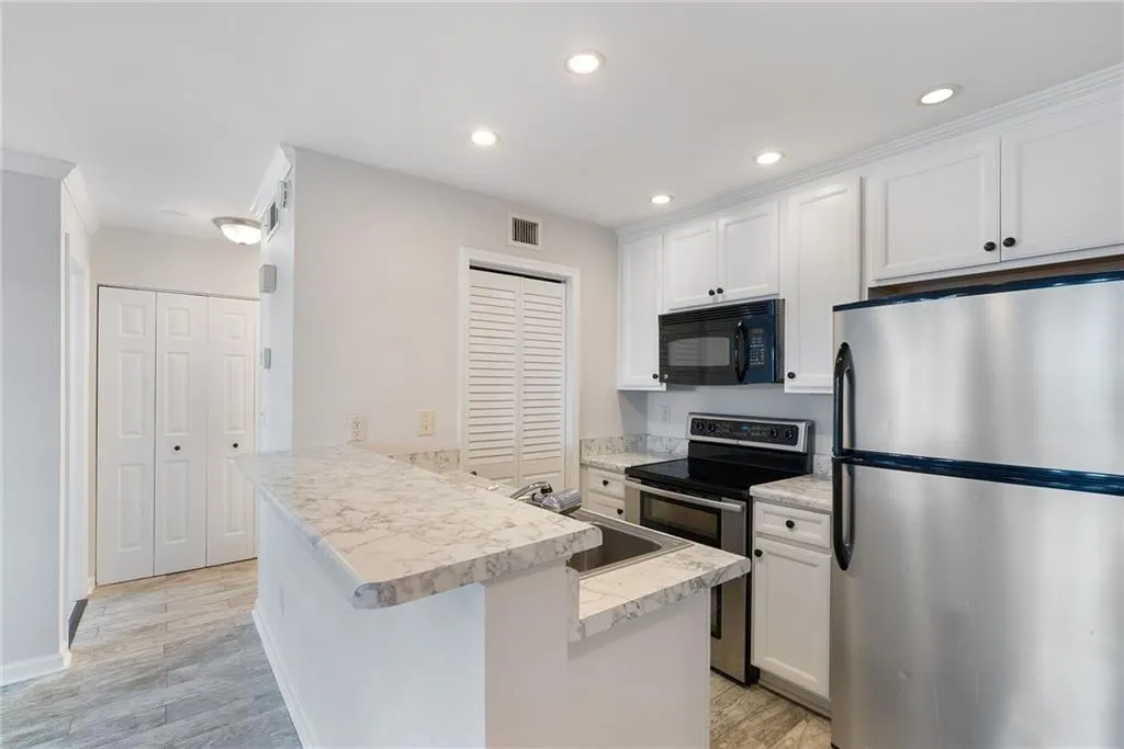 201 Granville Court, Atlanta, Georgia 30328, 1 Bedroom Bedrooms, ,1 BathroomBathrooms,Residential,Sold,201 Granville Court,7562801