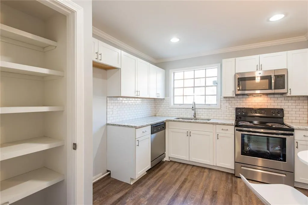 5573 Kingsport Drive, Atlanta, Georgia 30342, 2 Bedrooms Bedrooms, ,1 BathroomBathrooms,Residential,Sold,5573 Kingsport Drive,5954815
